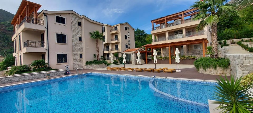 Property building, Patio, Day, Pool view, Swimming pool, sunbed