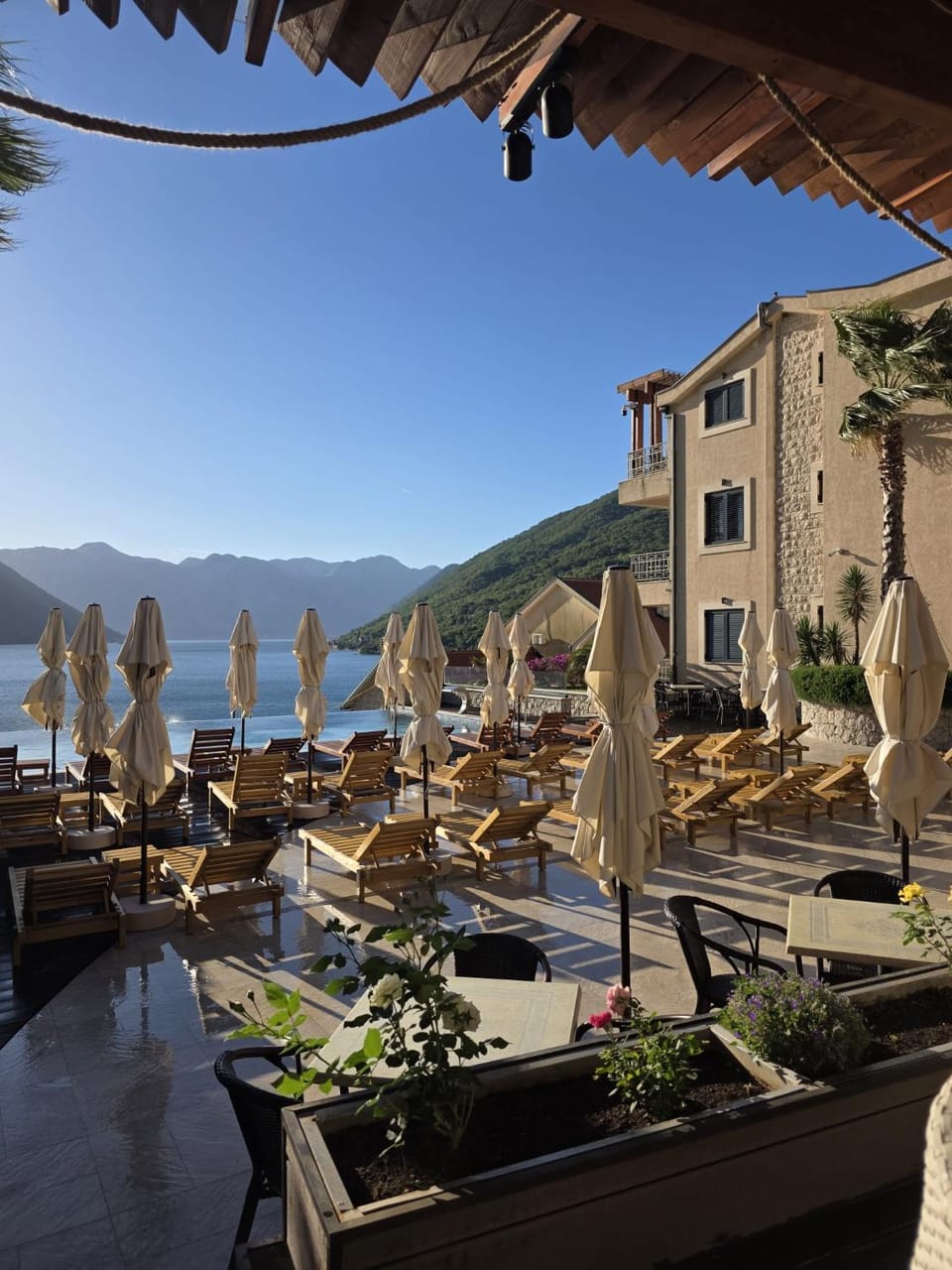 Property building, Patio, Day, Natural landscape, Balcony/Terrace, Mountain view, Sea view, sunbed