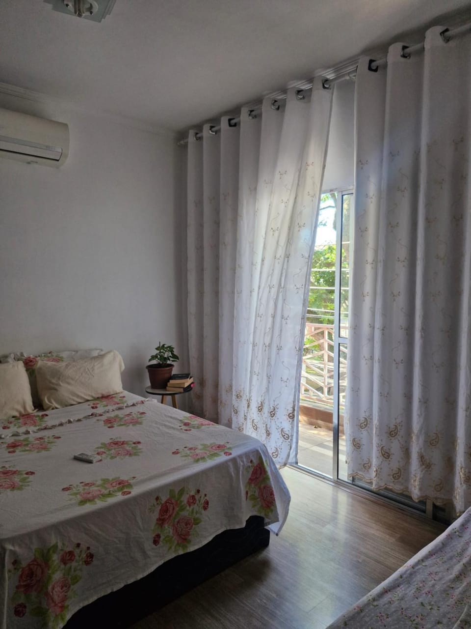 Casa em ótima localização ao lado do Bosque Maia e próximo ao Aeroporto internacional de Guarulhos House in Guarulhos