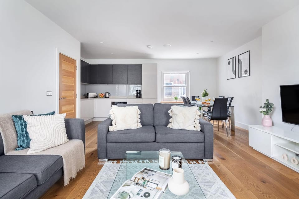 TV and multimedia, Kitchen or kitchenette, Living room, Seating area