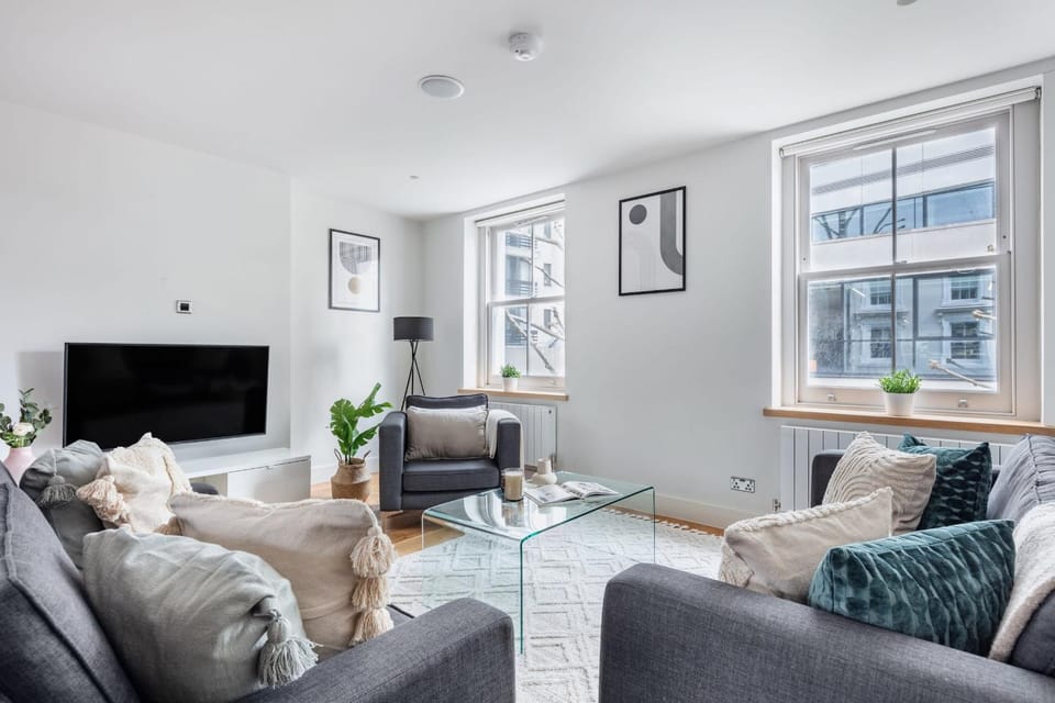Property building, TV and multimedia, Living room, Seating area