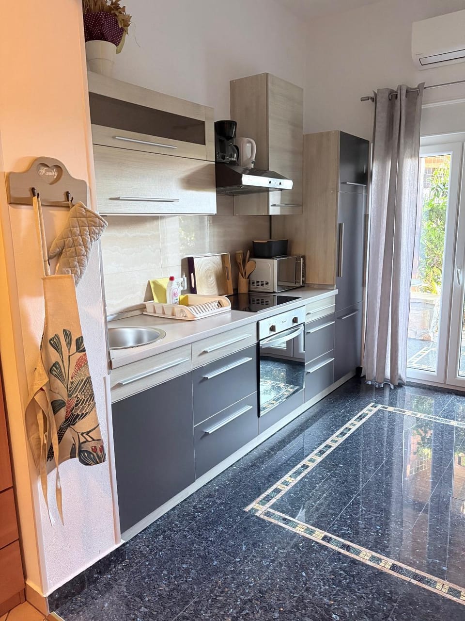 Kitchen or kitchenette, oven, pet friendly, stove, toaster