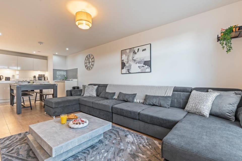 1BR Sleeps 6 Free Parking Pool table Apartment in London Borough of Southwark