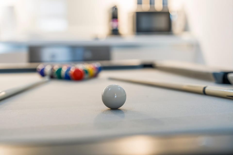 1BR Sleeps 6 Free Parking Pool table Apartment in London Borough of Southwark
