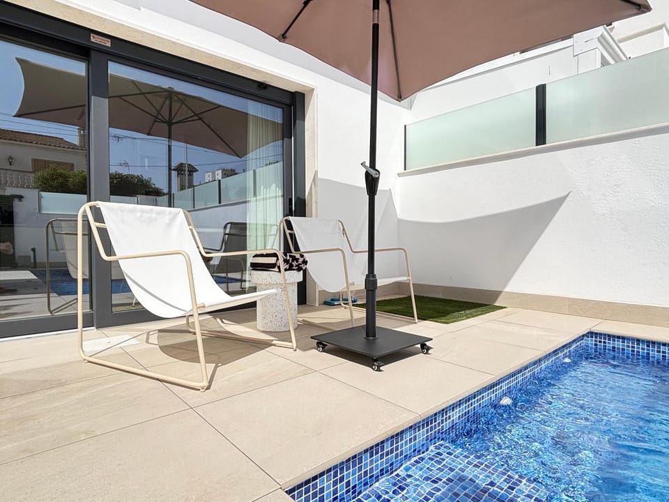 Swimming pool, sunbed
