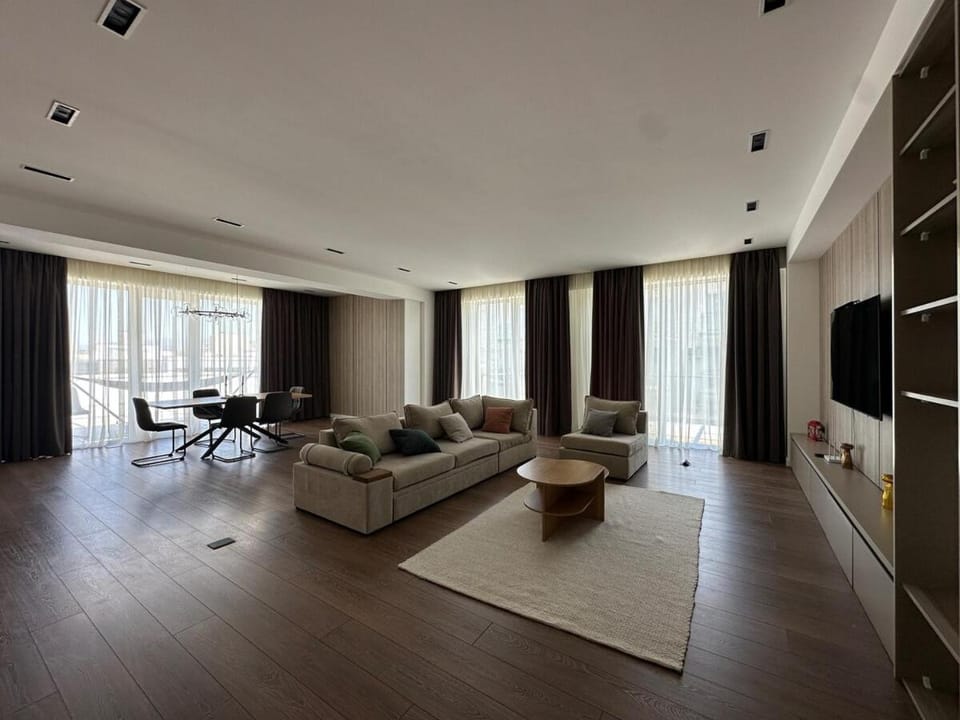 Communal lounge/ TV room, Bed, TV and multimedia, Living room, Photo of the whole room, Seating area, Evening entertainment, Bedroom