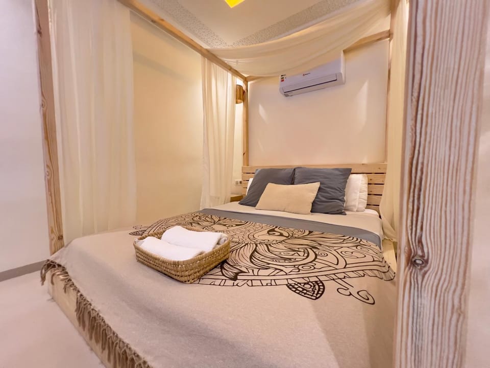 Bed, Bedroom, towels, air conditioner