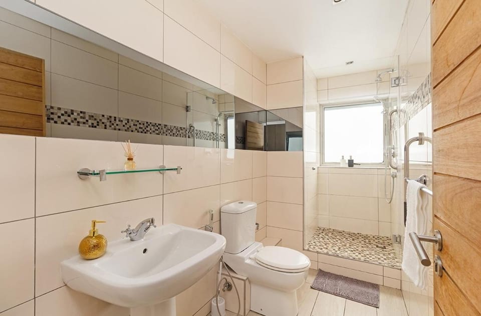 Elegant 3 Bed Apart-Walk to V&A Waterfront Apartment in Cape Town