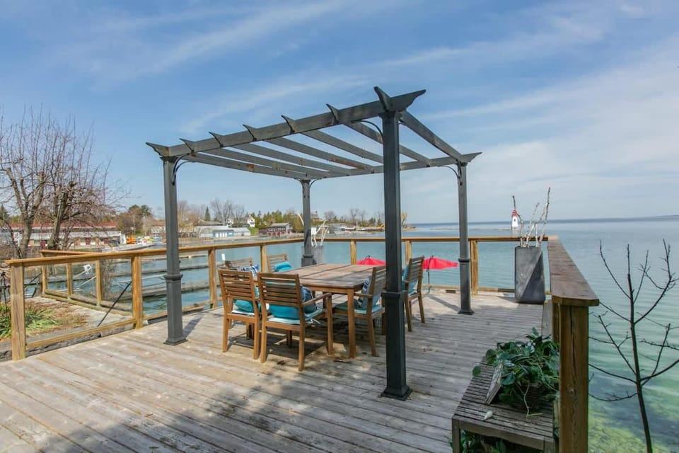 3BR Lakefront Retreat with Dock Canoe & Huge Deck House in Georgina