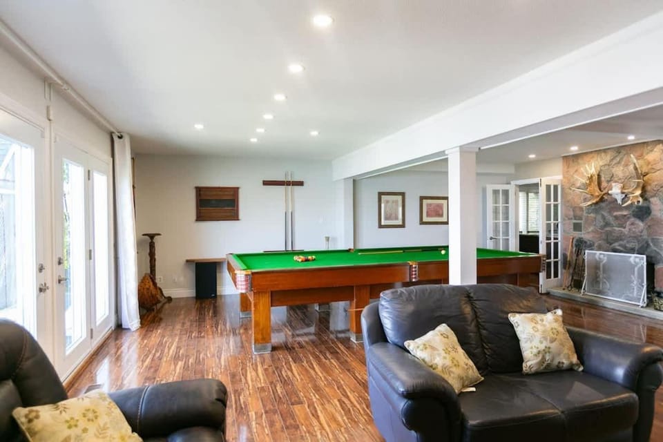 3BR Lakefront Retreat with Dock Canoe & Huge Deck House in Georgina