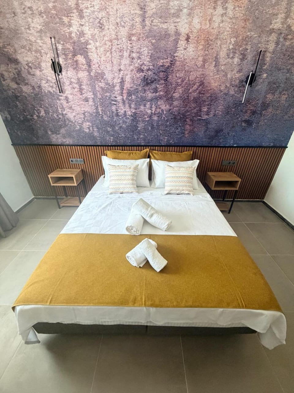 Bed, Bedroom, towels