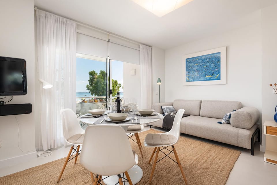 TV and multimedia, Living room, Seating area, Dining area