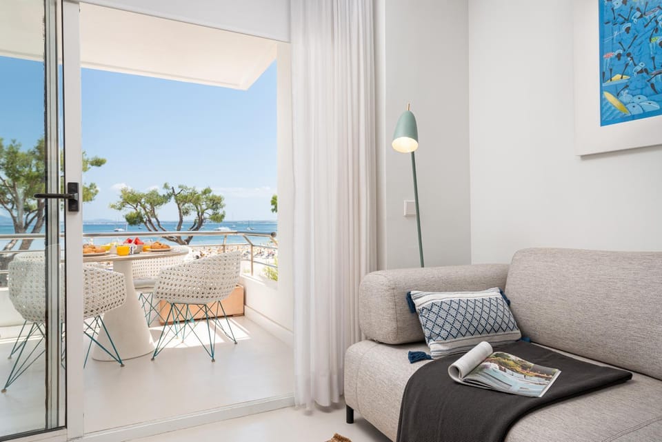 Natural landscape, View (from property/room), Balcony/Terrace, Living room, Seating area, Sea view