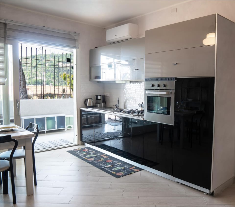 Coffee/tea facilities, Kitchen or kitchenette, Dining area, dishwasher, oven, stove