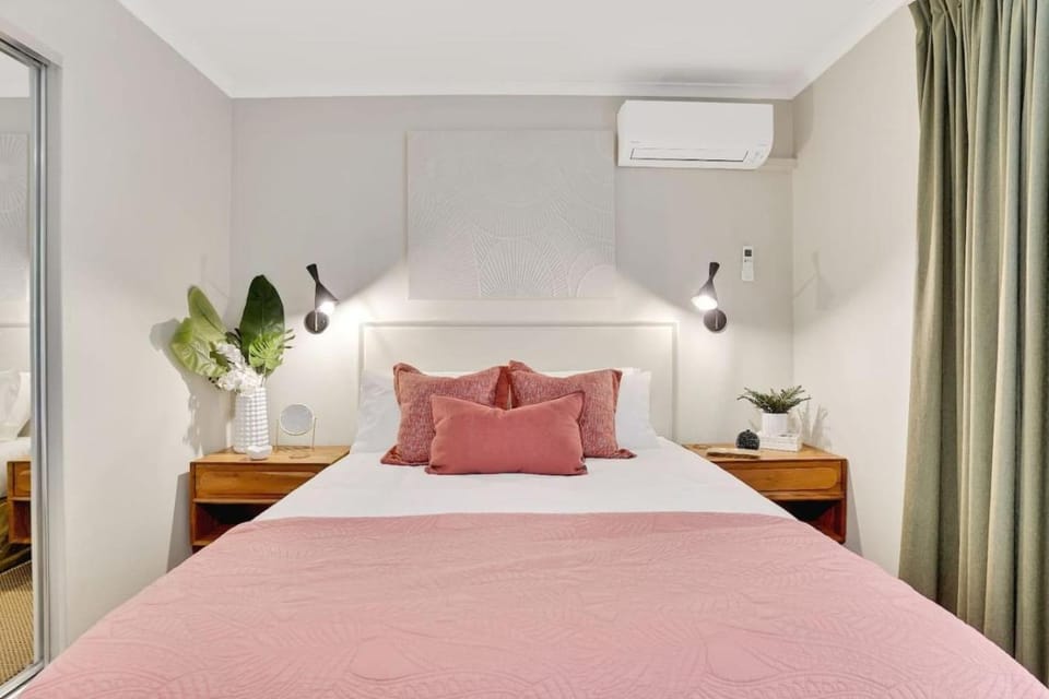 Bed, Photo of the whole room, Bedroom, air conditioner