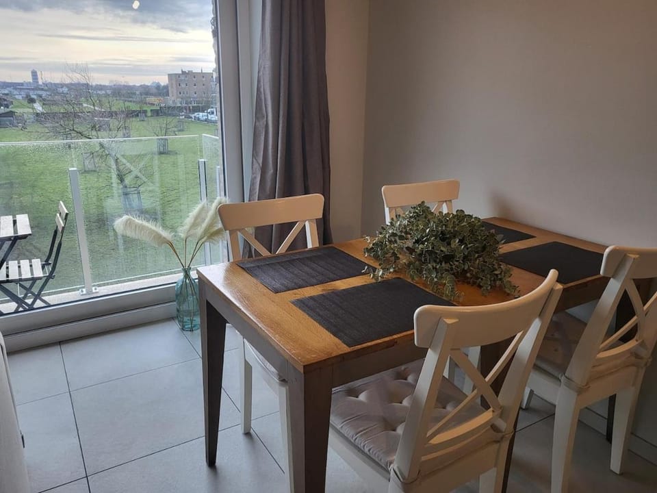 WanToSea Nieuwe flat aan zee, met linnen, airco & garage Apartment in Bredene