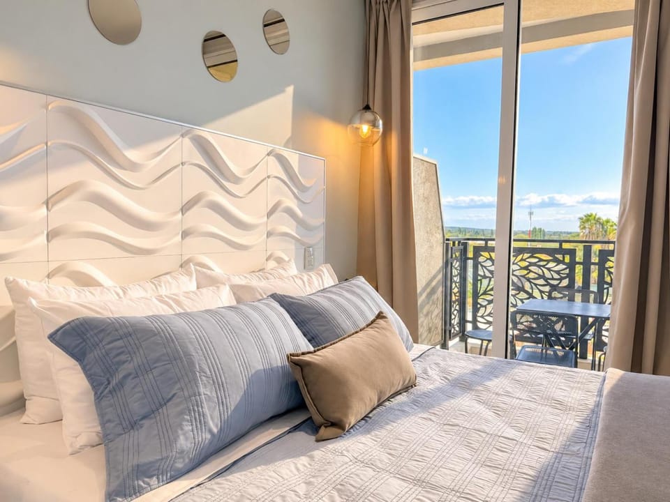 Bed, View (from property/room), Balcony/Terrace, Bedroom