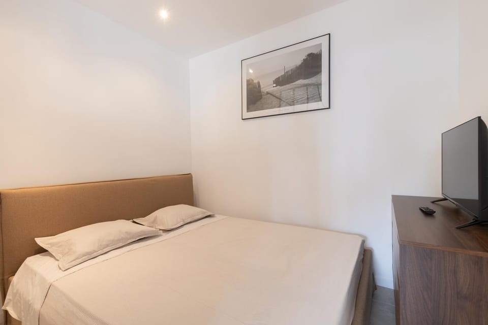 Bed, TV and multimedia, Photo of the whole room, Bedroom