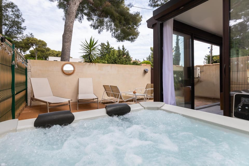 Patio, Day, Natural landscape, Hot Tub, sunbed