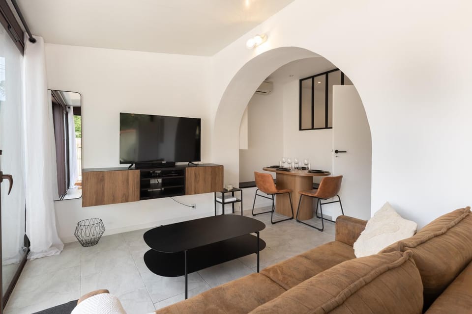 TV and multimedia, Living room, Seating area, Dining area