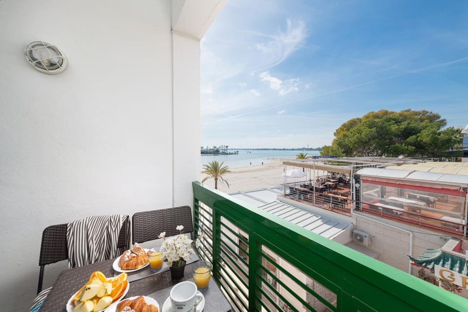 View (from property/room), Balcony/Terrace, Dining area, Sea view