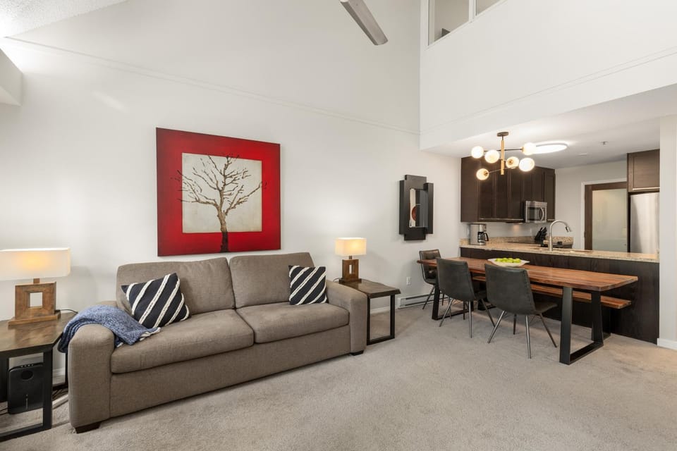 Kitchen or kitchenette, Seating area, Dining area