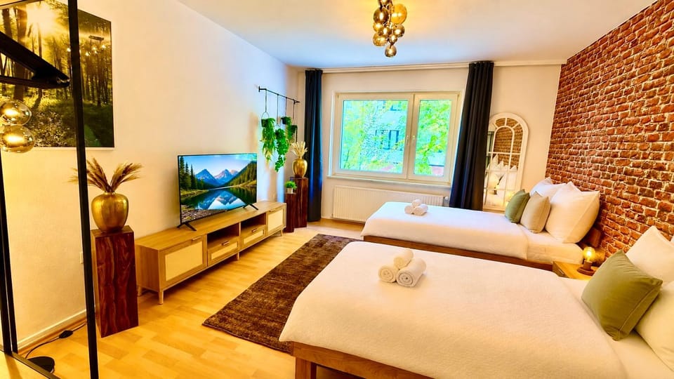 Bed, TV and multimedia, Photo of the whole room, Bedroom