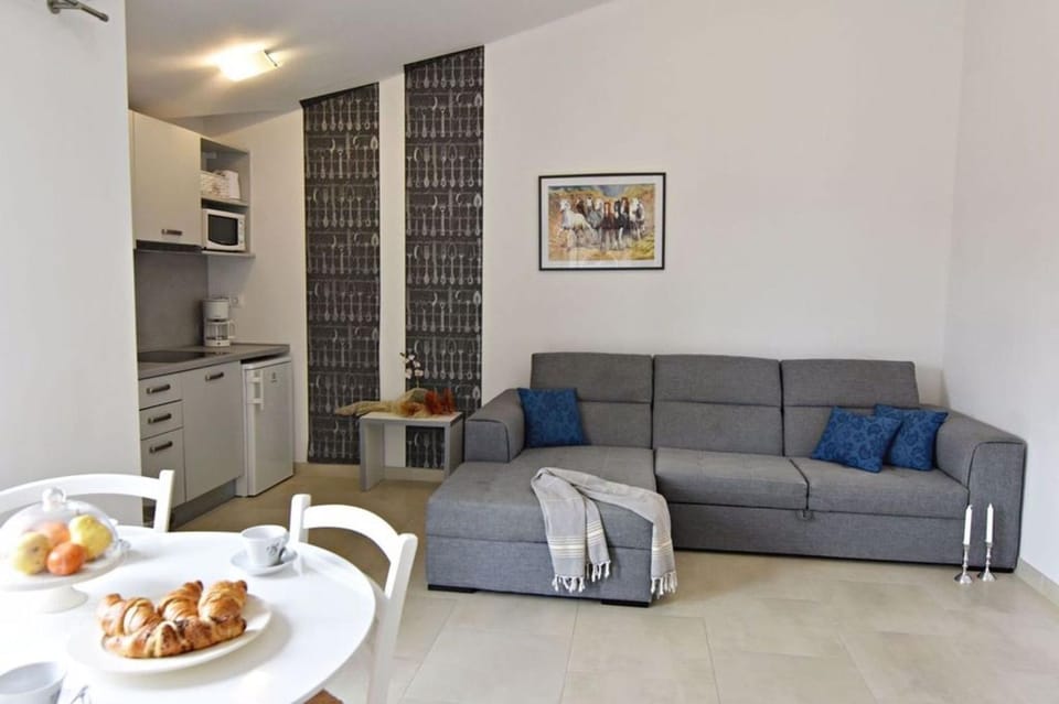 Restaurant/places to eat, Communal lounge/ TV room, Living room, Photo of the whole room, Decorative detail, Seating area, Dining area, kitchen