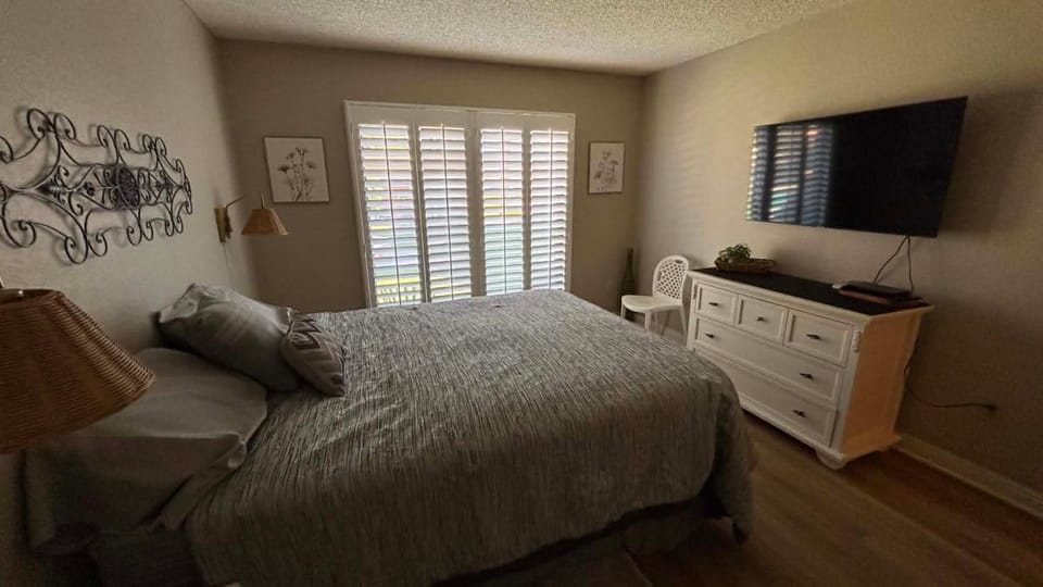 Entire Single Story Condo Furnished Apartment in Palm Desert