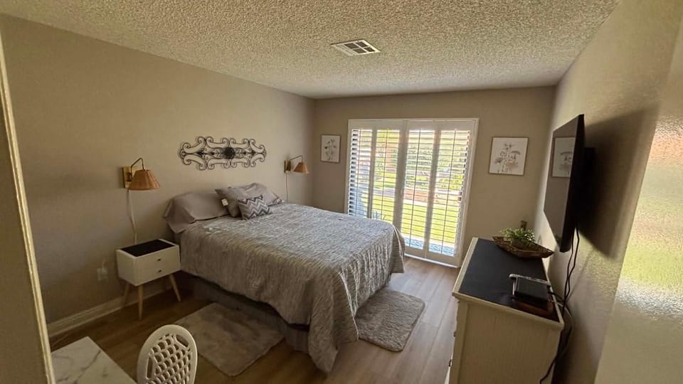 Entire Single Story Condo Furnished Apartment in Palm Desert