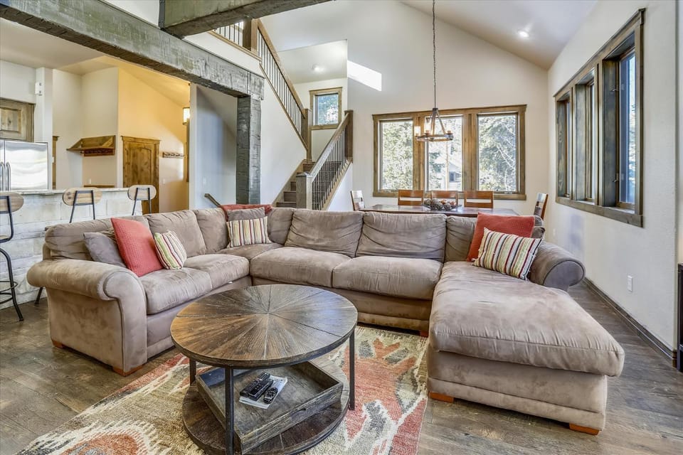 Highwood Hideaway, Townhome, Peak 8 Location, Close to Shuttle and Lifts, Hot Tub House in Breckenridge