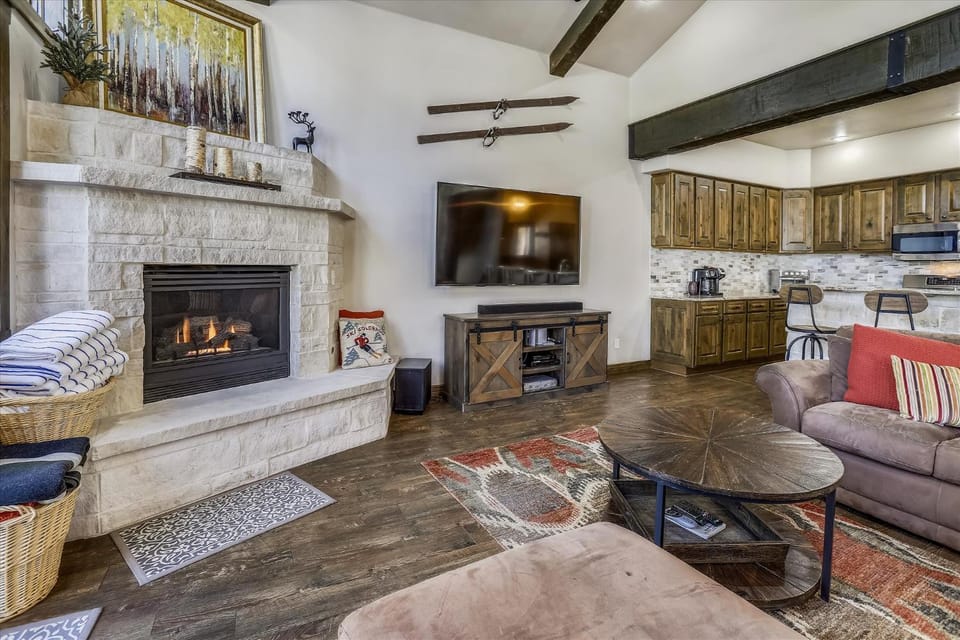 Highwood Hideaway, Townhome, Peak 8 Location, Close to Shuttle and Lifts, Hot Tub House in Breckenridge