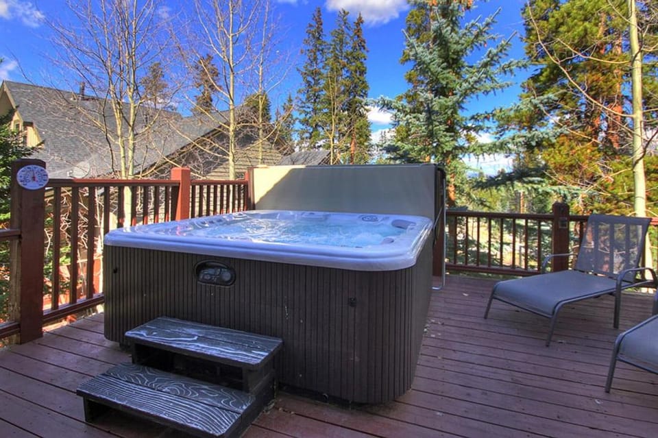 Highwood Hideaway, Townhome, Peak 8 Location, Close to Shuttle and Lifts, Hot Tub House in Breckenridge