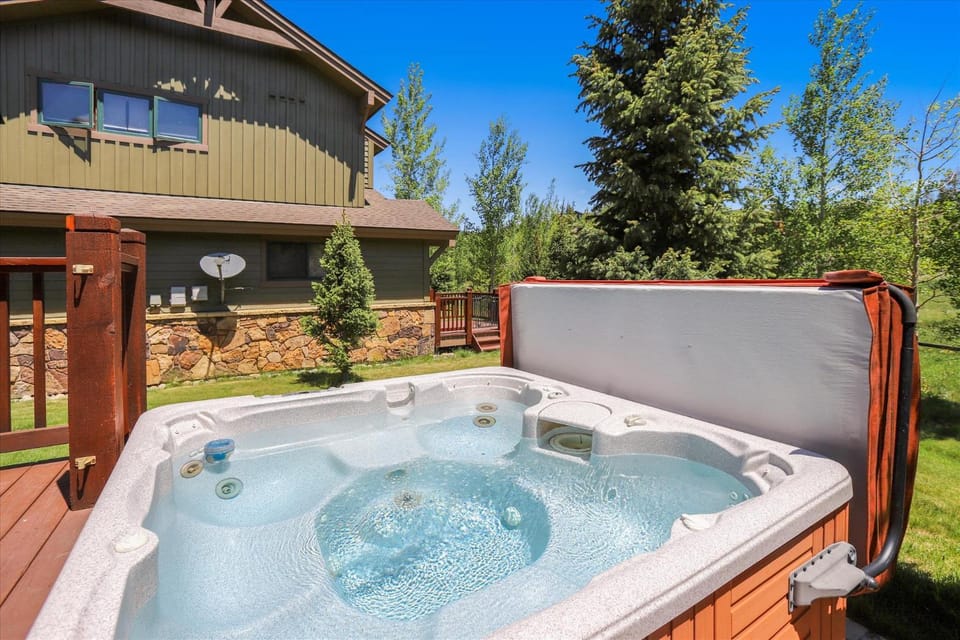 Highland Greens Comfort, Spacious Townhome, Hot Tub House in Breckenridge