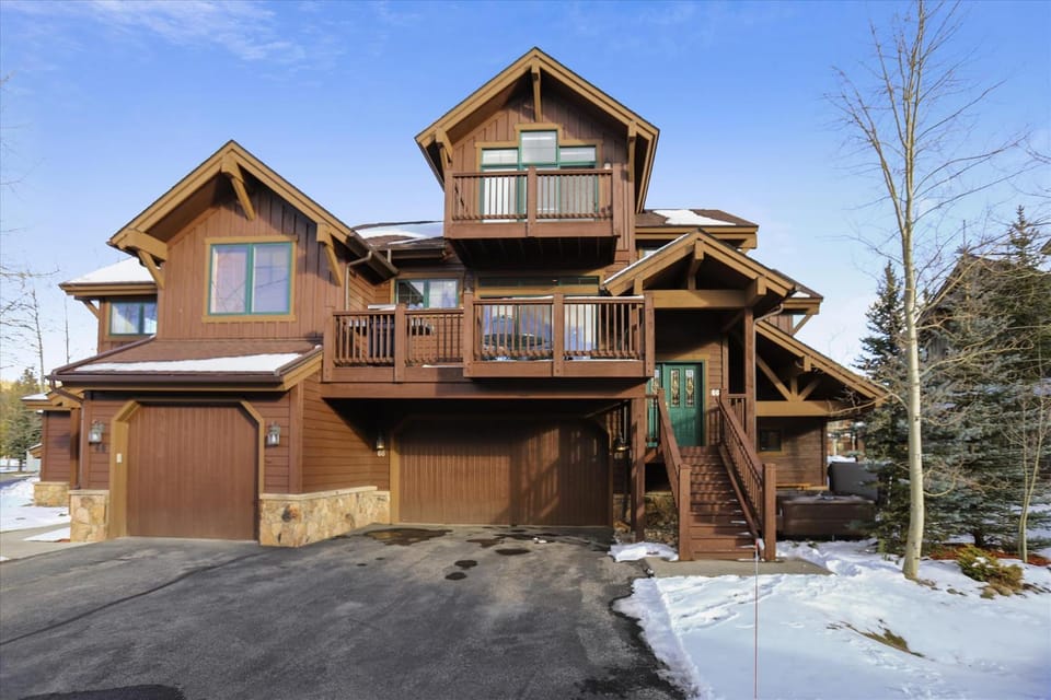 Highland Greens 66, Townhome in Breckenridge, Private Hot Tub, 2 Car Garage House in Breckenridge