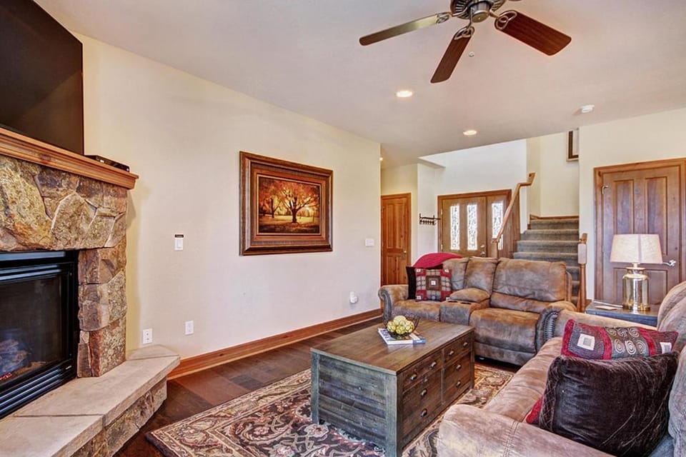 Highland Greens 93, Gorgeous Townhome with Private Hot Tub House in Breckenridge