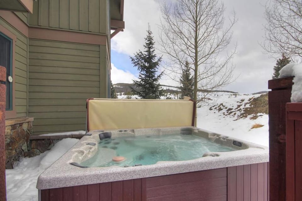 Highland Greens 93, Gorgeous Townhome with Private Hot Tub House in Breckenridge