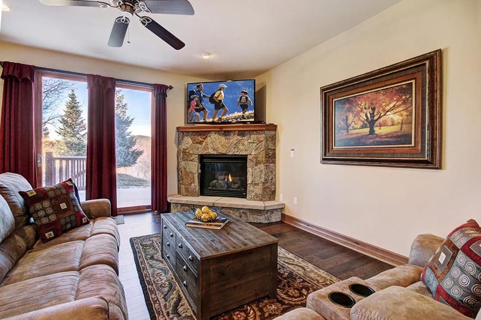 Highland Greens 93, Gorgeous Townhome with Private Hot Tub House in Breckenridge