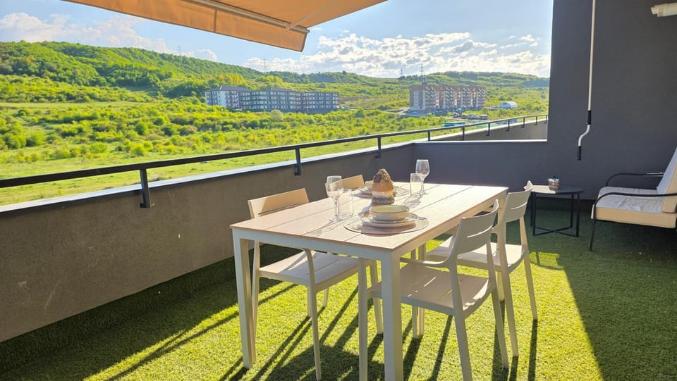 Patio, Spring, Day, Natural landscape, View (from property/room), Balcony/Terrace, Dining area
