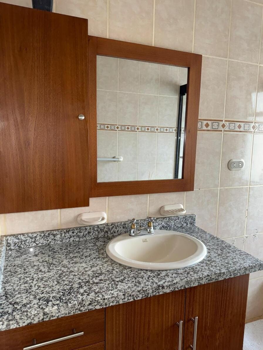 Alojamiento Moderno Con Parqueo Privado en Cuenca House in Cuenca