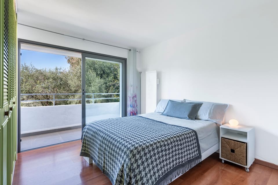 Sunny Seabreeze Villa, Eze, pool close to Monaco Villa in Eze