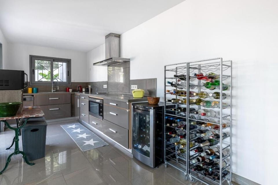 Sunny Seabreeze Villa, Eze, pool close to Monaco Villa in Eze