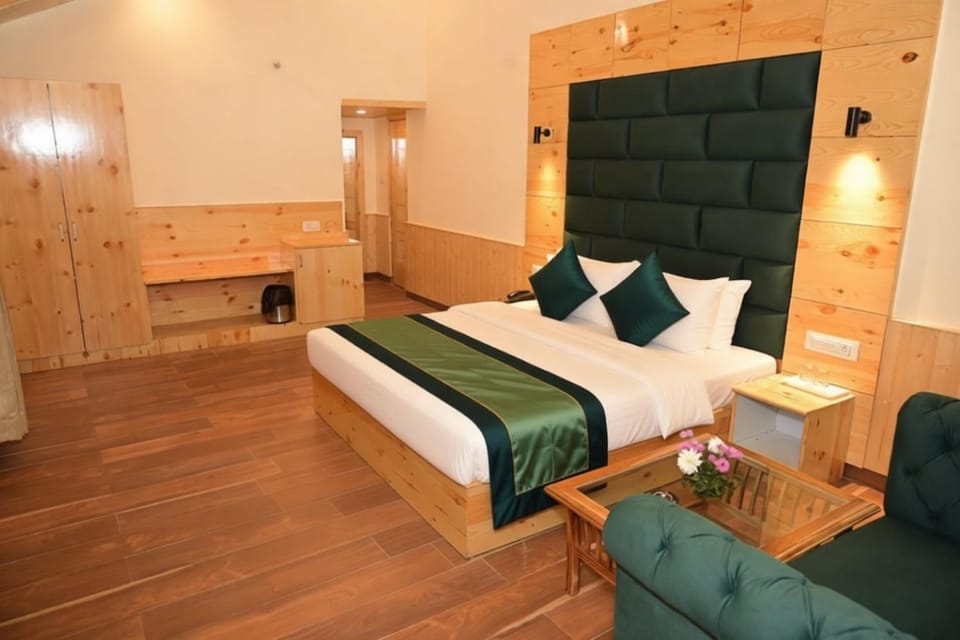 Bed, Living room, Photo of the whole room, Seating area, Bedroom, wardrobe