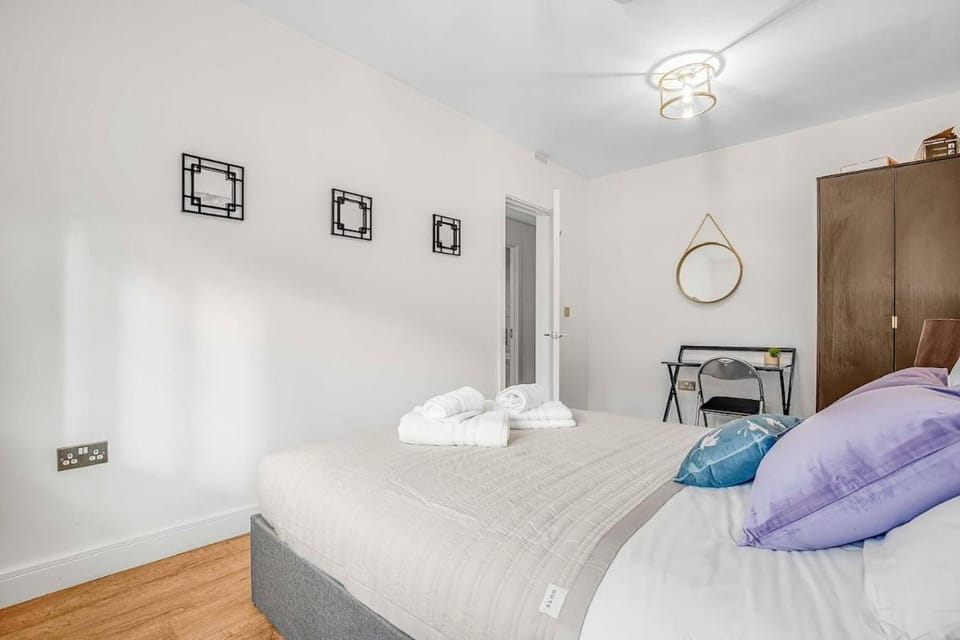 2 Bed Ground Floor Apartment with Garden & Parking Apartment in London Borough of Ealing