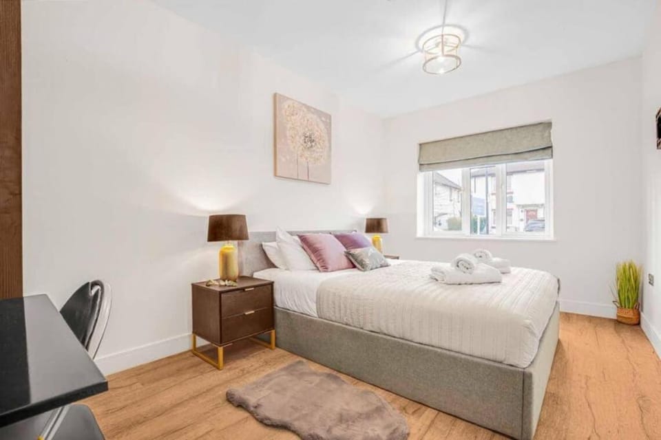 2 Bed Ground Floor Apartment with Garden & Parking Apartment in London Borough of Ealing