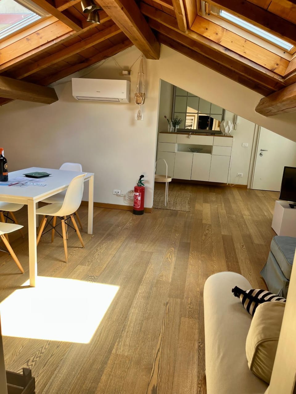 Living room, Seating area, air conditioner