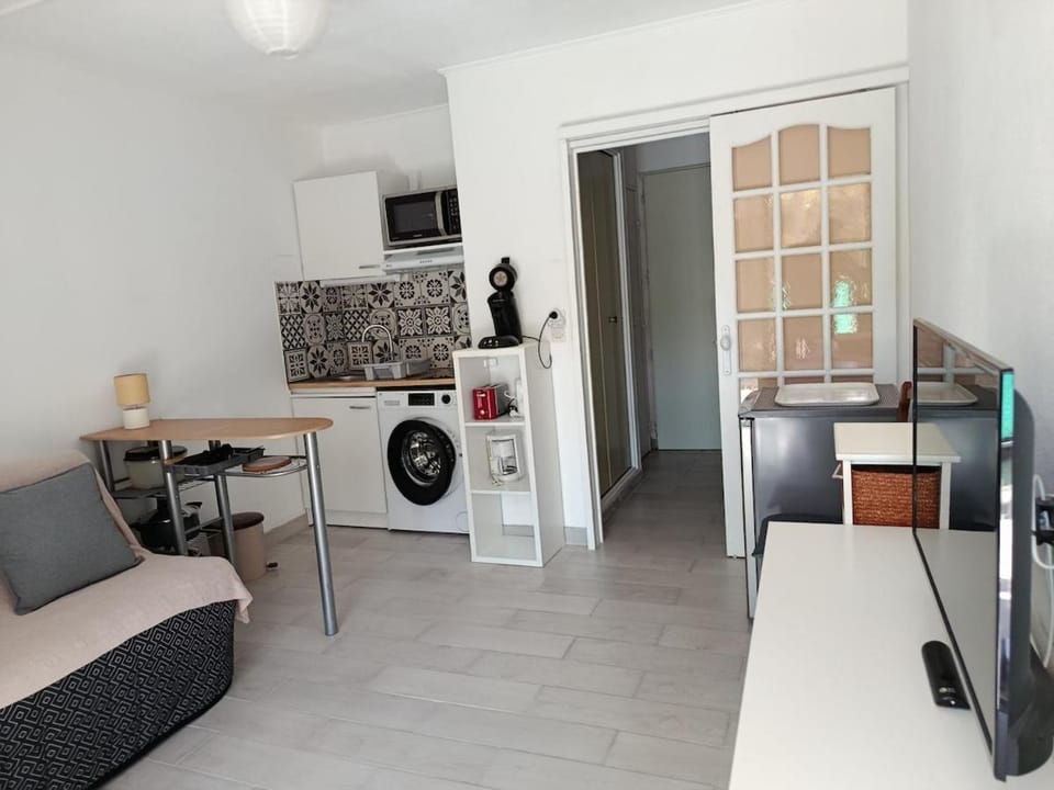 Kitchen or kitchenette, Living room, Bedroom, washing machine