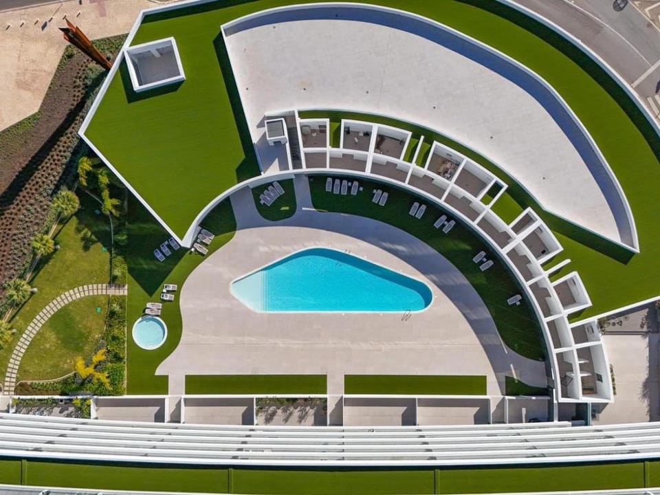 Day, Swimming pool, sunbed