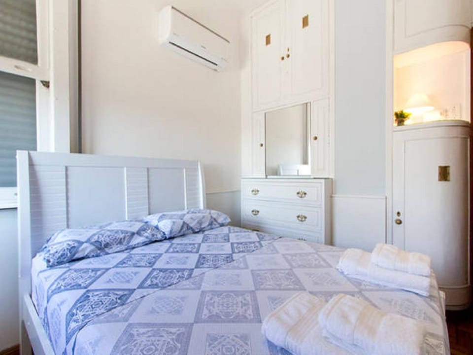 Photo of the whole room, Decorative detail, Bedroom, Sea view, Family