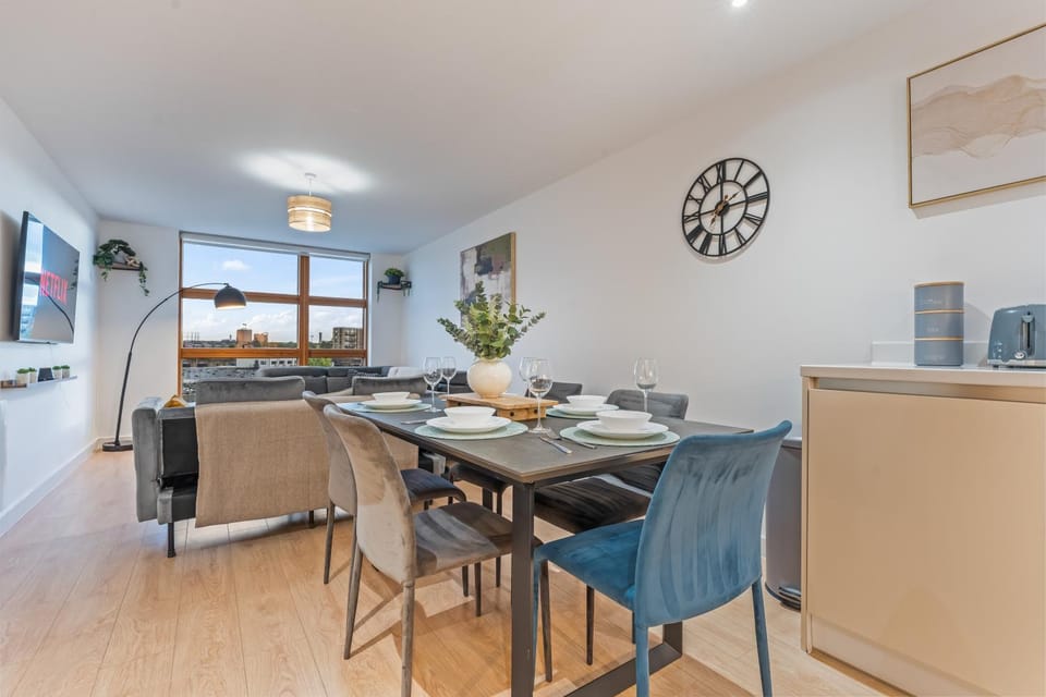 Deptford 1 Bed Sleeps 5 Free Parking Workspace Apartment in London Borough of Southwark